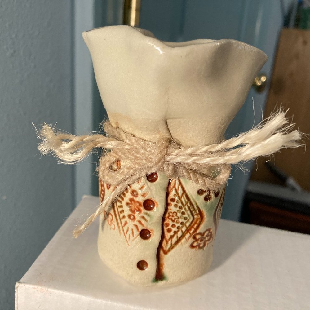 VTG Folded Studio Art Pottery Bud Vase-Signed "Pam" with Maple Leaf-4" High-EUC
